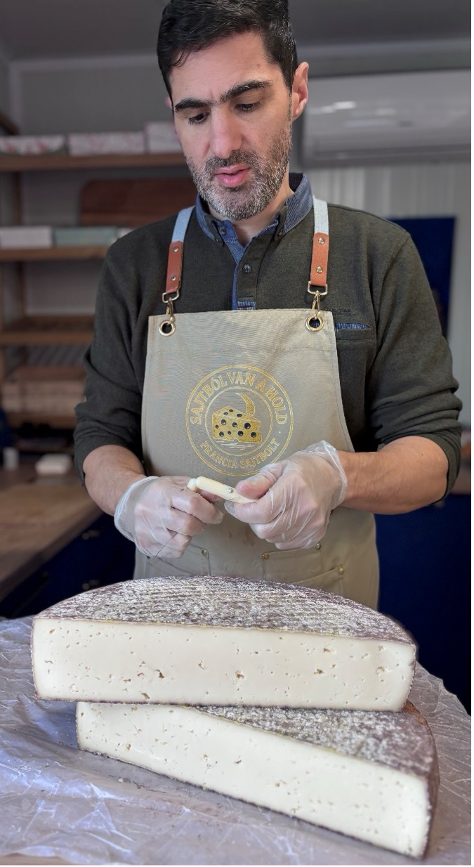 Découpe du Bleu d'Auvergne au fil à fromage
