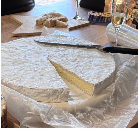 Bleu d'Auvergne kéksajt szeletelése sajtlanttal